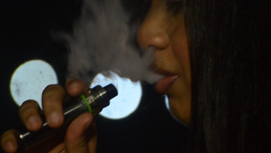 Adolescentes são hospitalizados após misturarem “droga zumbi” em vape