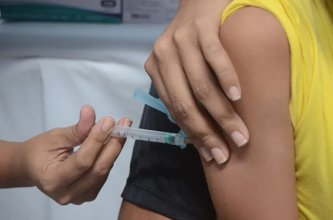 Ministério da Saúde amplia público-alvo da vacina contra a dengue