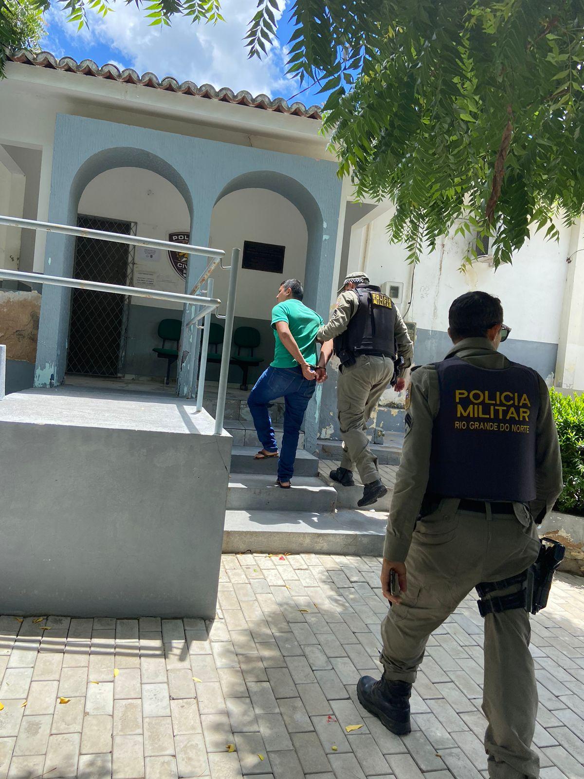 Polícia Militar prende homem com mandado de prisão em aberto em Felipe Guerra