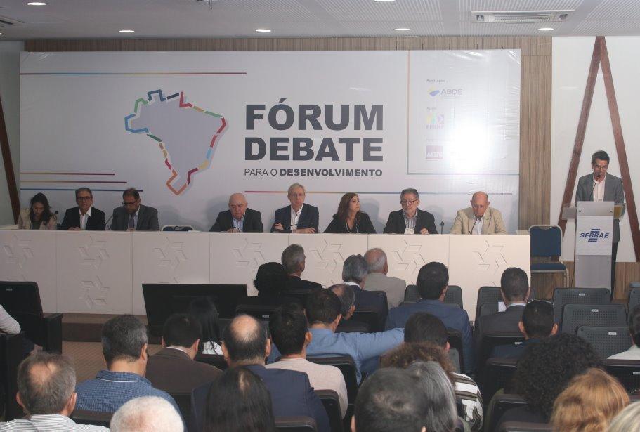 Fórum Debate para o Desenvolvimento: Microfinanças e Turismo em Foco