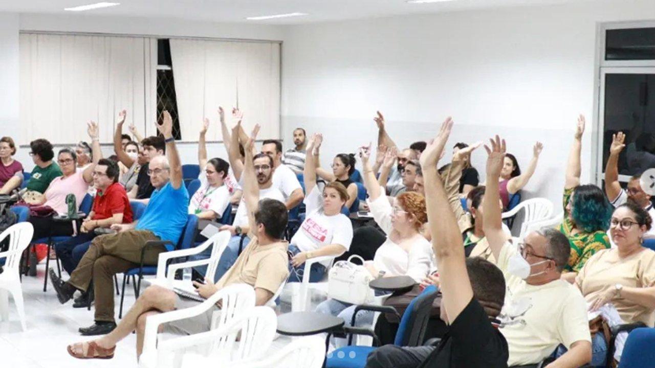 Docentes da UFERSA decidem manter greve por melhorias salariais