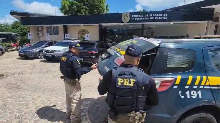 Polícia Rodoviária Federal prende quatro homens e recupera dois veículos em operações no RN, nesta quinta-feira (06)