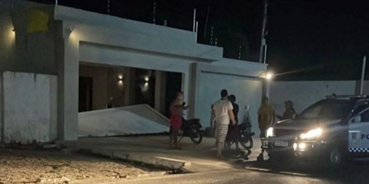 Carro derruba portão da casa da prefeita de Grossos nesta segunda(07)