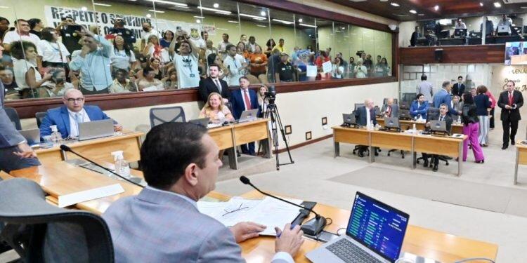 Deputados aprovam aumento salarial dos servidores públicos