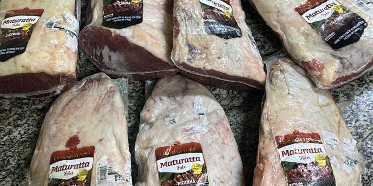 Dois homens são detidos por furto de peças de picanha em supermercado nesta quinta (19)