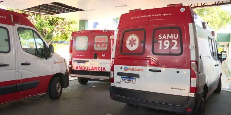 Ambulâncias do SAMU ficam paradas no HRTM por falta de macas no hospital