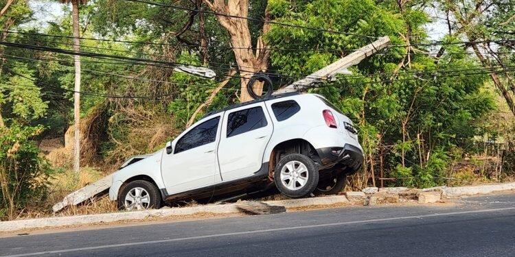 Carro atravessa meio-fio e bate em poste na Av. Leste Oeste nesta quinta (9)
