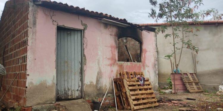 Incêndio em casa no Parque Universitário deixa uma vítima fatal nesta segunda (13)