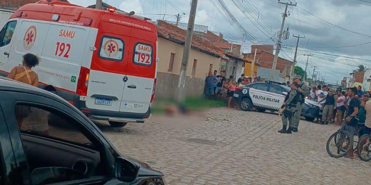 Homem é morto a tiros em via pública no bairro Barrocas neste domingo (23)