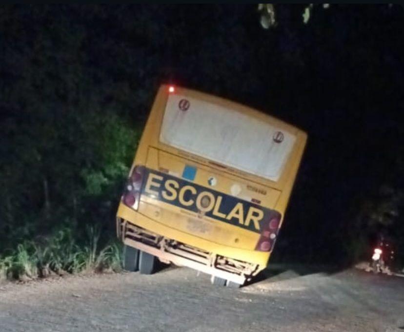 Acidente com ônibus escolar em São Miguel/RN causa susto mas sem feridos graves