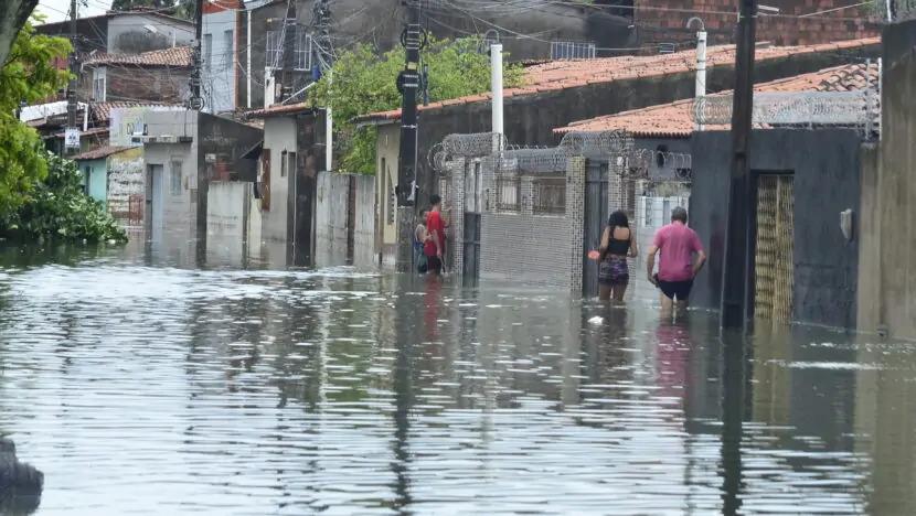 Chuva causa transbordamento de lagoa de captação em Natal nesta sexta-feira (14)