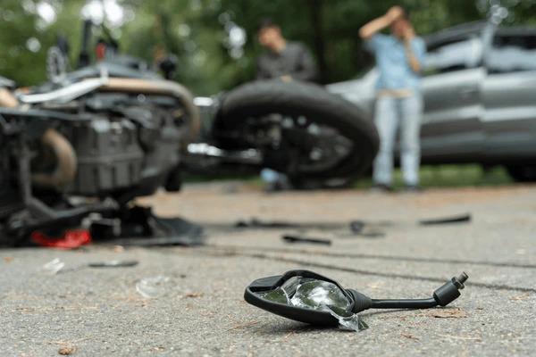 Motociclista colide na traseira de carro em acidente na Av. Moésio Holanda em Apodi