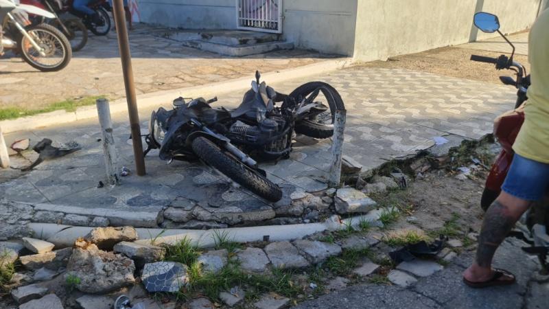 Motociclista é atropelado e morto por carro na avenida principal do Abolição III