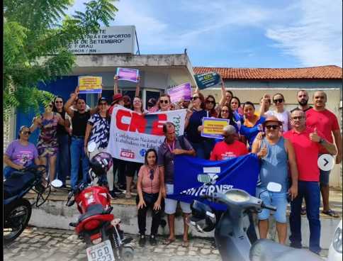 Professores em greve realizam ato público em Pau dos Ferros em defesa do piso salarial