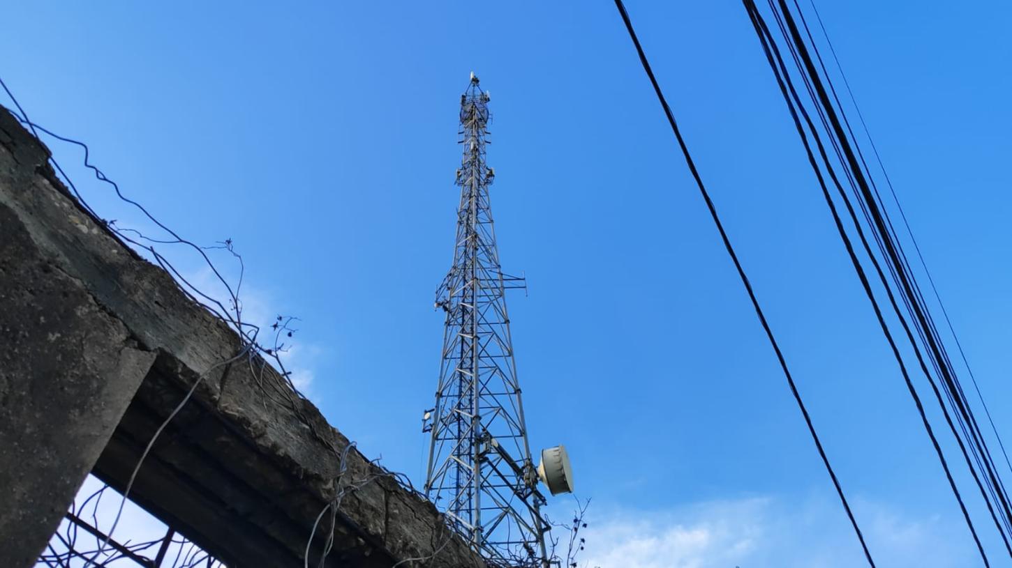 Homem sobe em torre de telefonia no centro de Apodi e alerta é feito pelo Corpo de Bombeiros