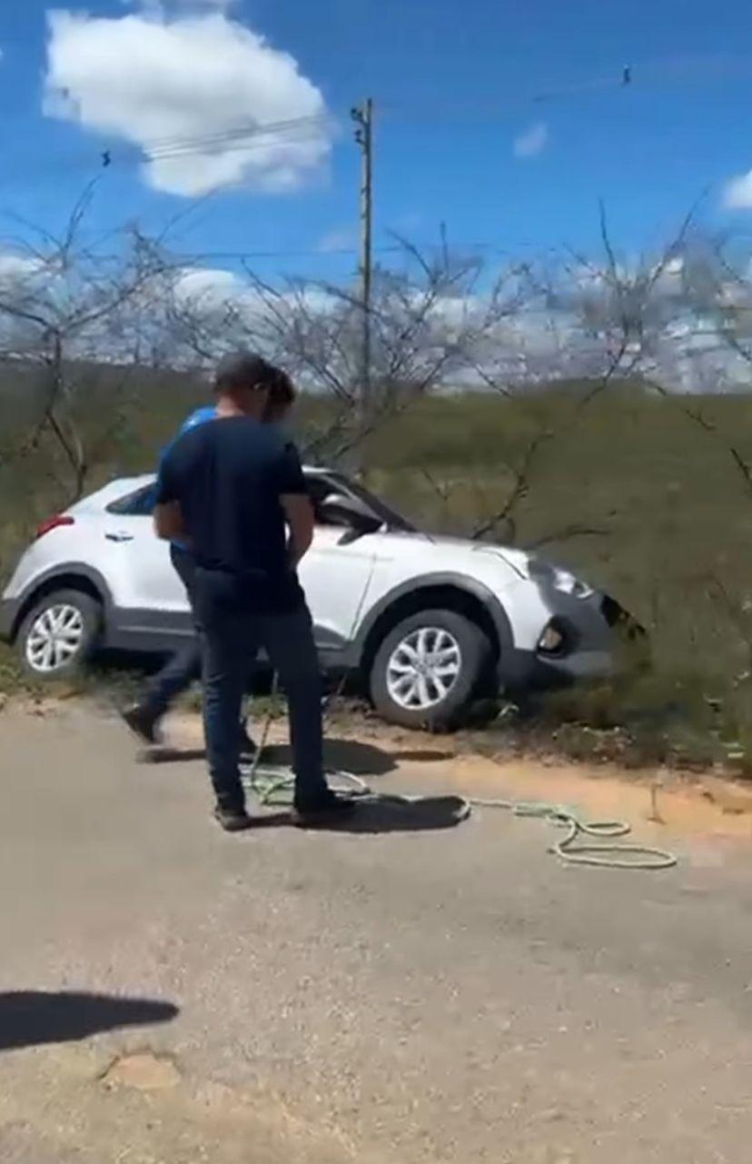 Motorista perde controle ao desviar de buraco e quase capota na RN-233