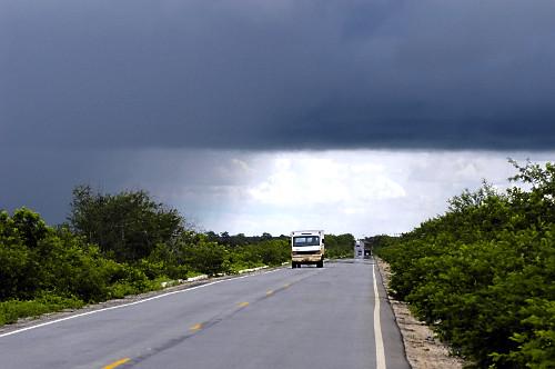 Acidente com carreta mobiliza autoridades na BR-405
