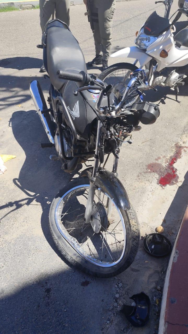 Mulher fica gravemente ferida em acidente entre motocicletas em Caraúbas