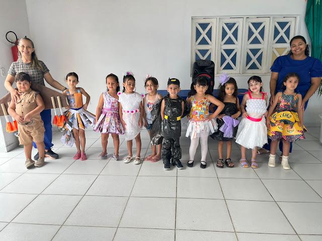 Alunos do Jardim II do Instituto Nossa Senhora do Perpétuo Socorro promovem desfile com roupas feitas de material reciclável