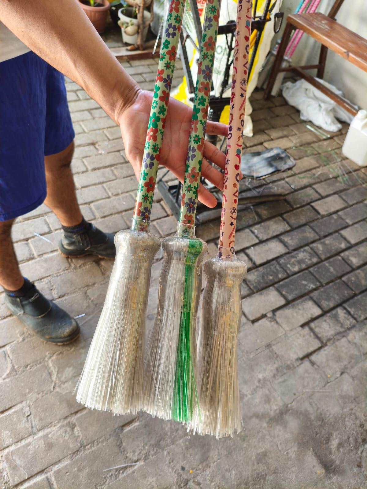Presos do CDP de Apodi reciclam garrafas PET e produzem vassouras ecológicas