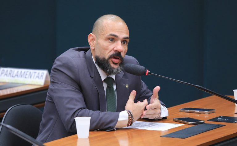 Comissão aprova projeto que assegura em lei direito de pessoa com deficiência tirar carteira de motorista