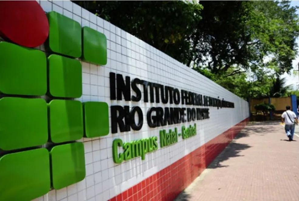 Orçamento secreto: fundação ligada ao IFRN omite justificativa para fim de curso de idiomas; protesto de alunos ultrapassa 700 assinaturas
