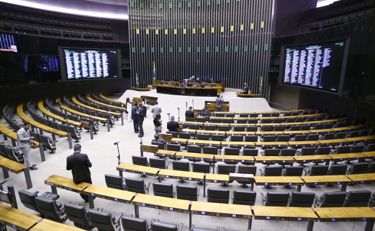 Câmara aprova projeto que libera pagamentos congelados a servidores em razão da pandemia