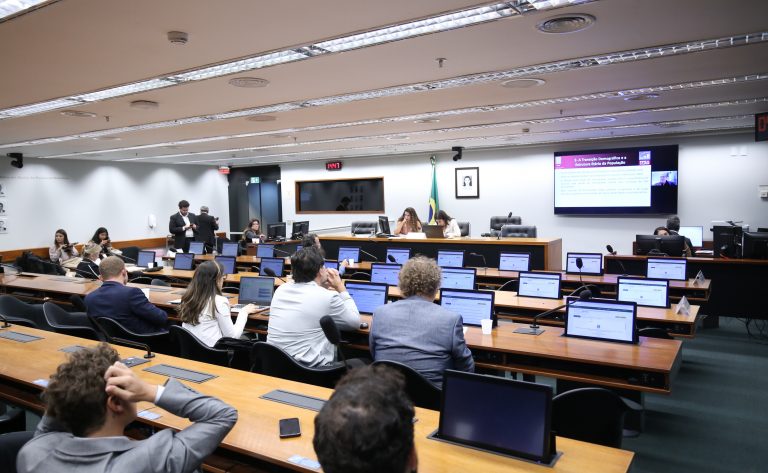 Economia com redução de alunos deve ser investida na qualidade da educação, defendem especialistas