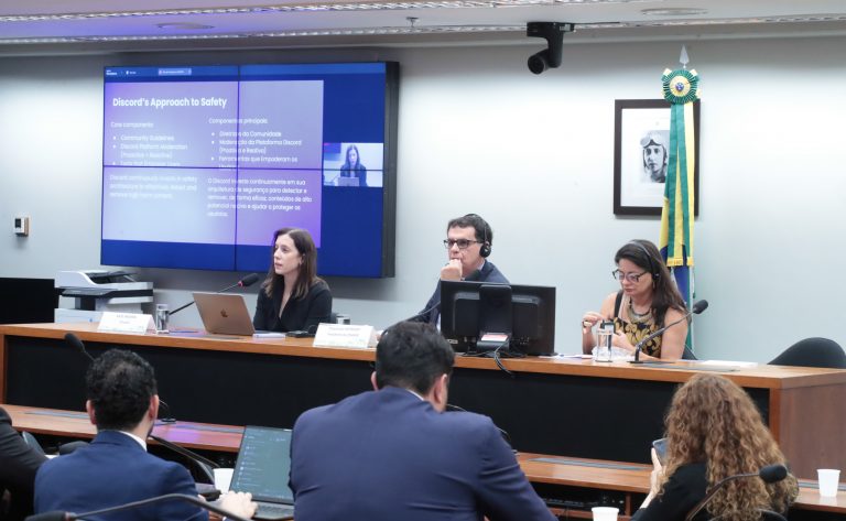Especialistas alertam para conteúdos violentos direcionados a crianças e adolescentes em plataformas digitais