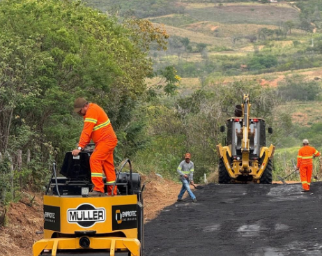 Prefeitura de São Miguel intensifica obras na zona rural com asfaltamento da Ladeira do Sítio Pau Branco