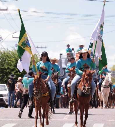 VIII Cavalgada do Vaqueiro abre a FINECAP 2025 com recorde de público