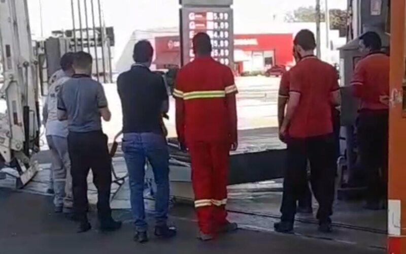 Caminhão colide em bomba de combustível em Mossoró