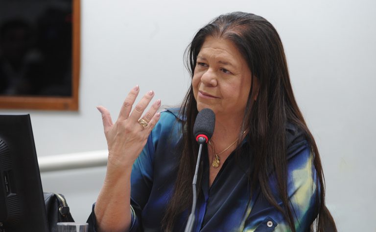 Comissão aprova inclusão da violência religiosa entre os tipos de violência psicológica contra a mulher