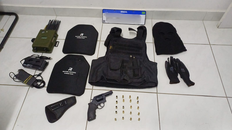 Ação integrada entre PRF e PMRN prende quatro suspeitos e apreende armas e veículos adulterados no Seridó