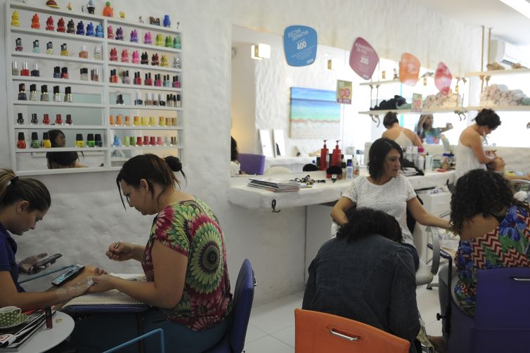 Anvisa proíbe duas substâncias utilizadas em unhas em gel