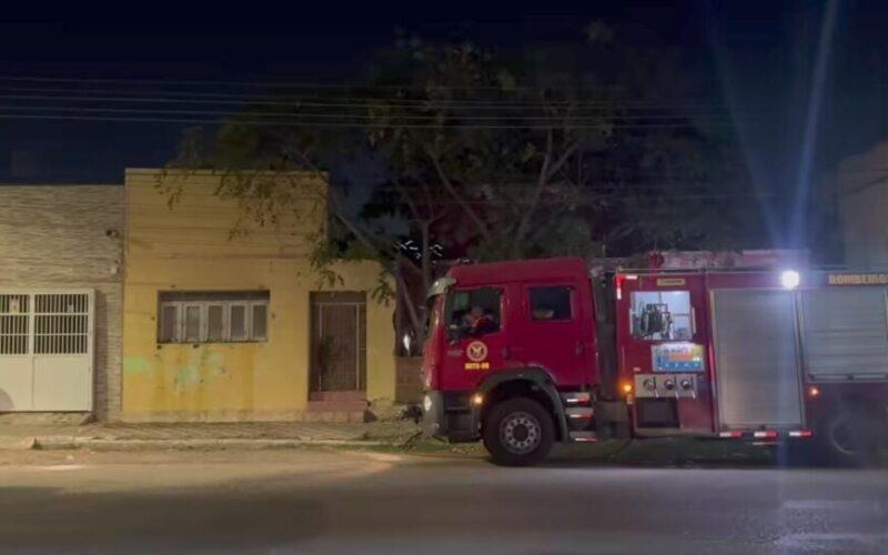 Bombeiros controlam incêndio em casa abandonada no Centro de Mossoró