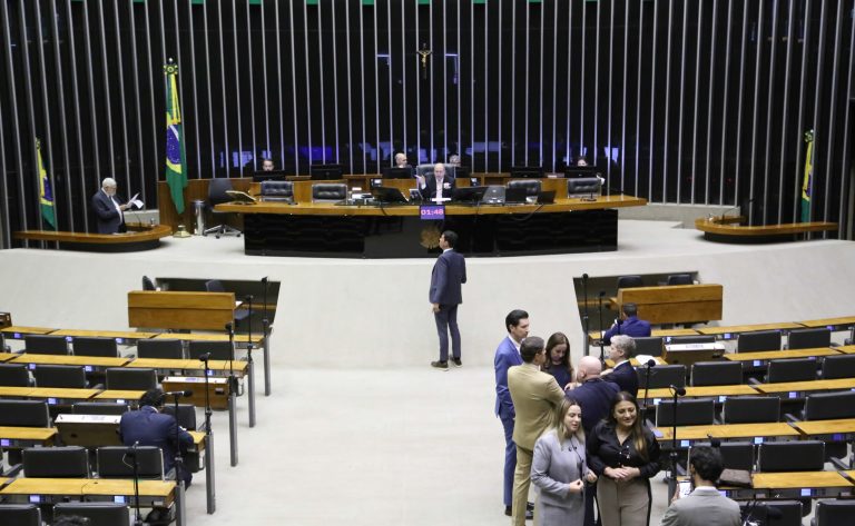 Câmara analisa pedido de suspensão de ação penal contra deputado Gustavo Gayer; acompanhe