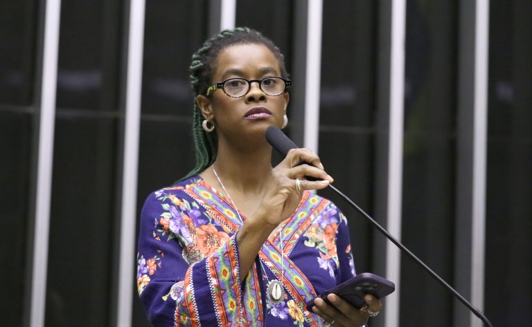 Câmara aprova pagamento de piso salarial dos professores para contratos temporários; acompanhe