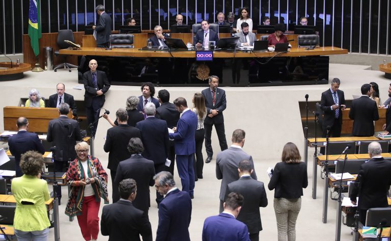 Câmara aprova regime de urgência para oito projetos de lei