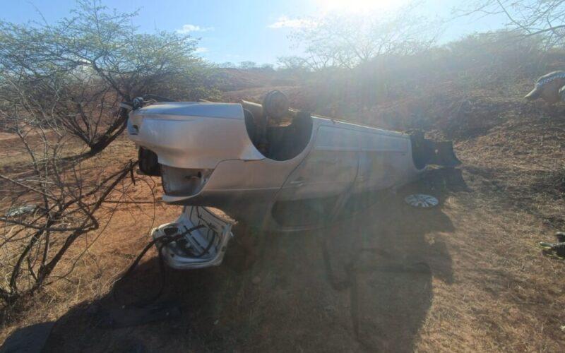 Carro roubado é encontrado capotado e depenado na zona rural de Mossoró