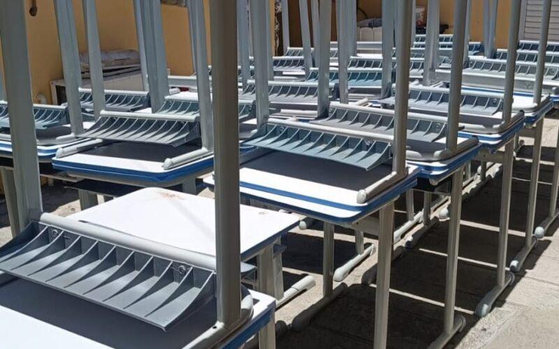 Internos do Complexo Penal de Pau dos Ferros restauram móveis escolares para escolas estaduais