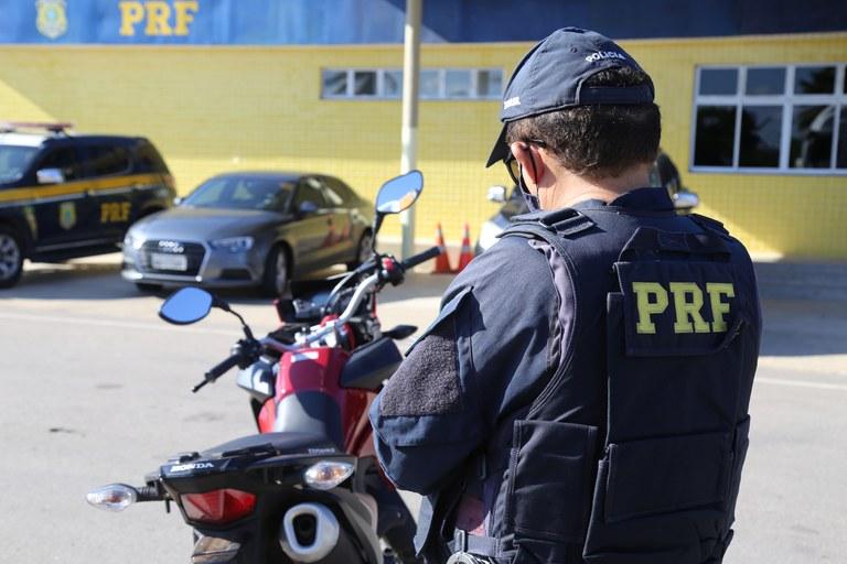 Mulher é presa transportando 1kg de droga em veículo na BR-304