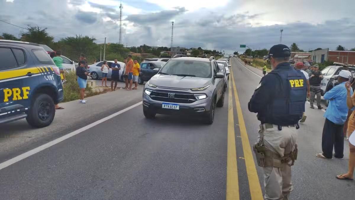 Ônibus da Polícia Penal colide com caminhão na BR-304 em Assú