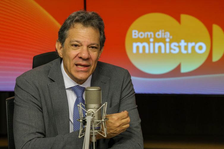 Tarifaço prejudicou mais que beneficiou população dos EUA, diz Haddad