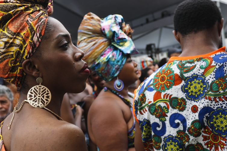 Hoje é Dia destaca consciência negra, trânsito e Rachel de Queiroz