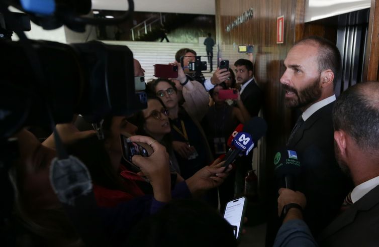 Por unanimidade, STF torna Eduardo Bolsonaro réu por atuação nos EUA
