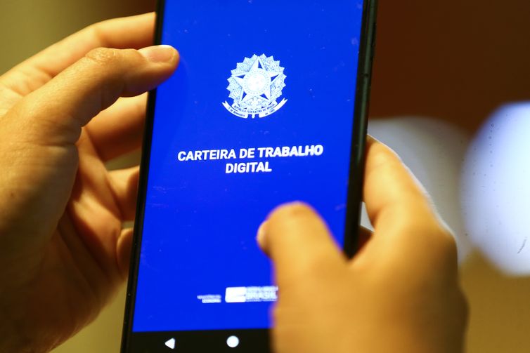 Taxa de desemprego cai para 5,4%, a menor desde 2012