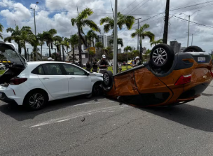 Carro com mãe e bebê capota após colisão na Zona Sul de Natal