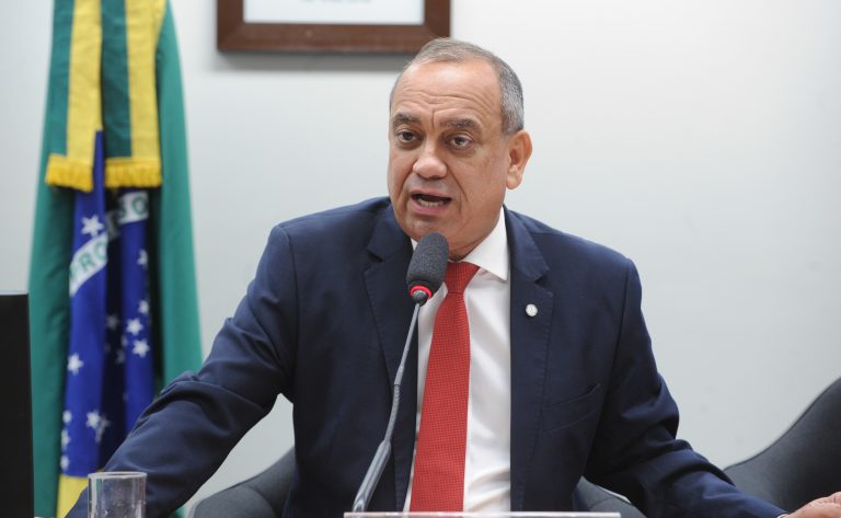 Comissão aprova projeto que prevê ajuda do governo para reconstruir casas em área atingida por desastre