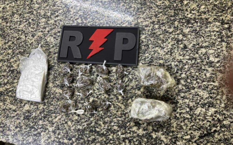 Suspeito foge, pula muros e acaba preso com drogas pela Polícia Militar em Areia Branca